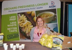 Okanagan Specialty Fruits is a new exhibitor at PMA Foodservice. Jessica Brady proudly shows Arctic apples in a 2.5 lb foodservice pack. The Arctic Golden and Granny fresh slices will be available in a 10 lb. case (4*2.5 lb pack) for foodservice with the new harvest.